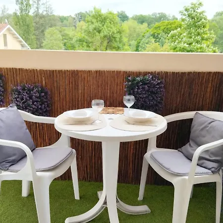 à Barbotan-les-thermes, Balcon, Parking, 300 M Des Thermes Appartement